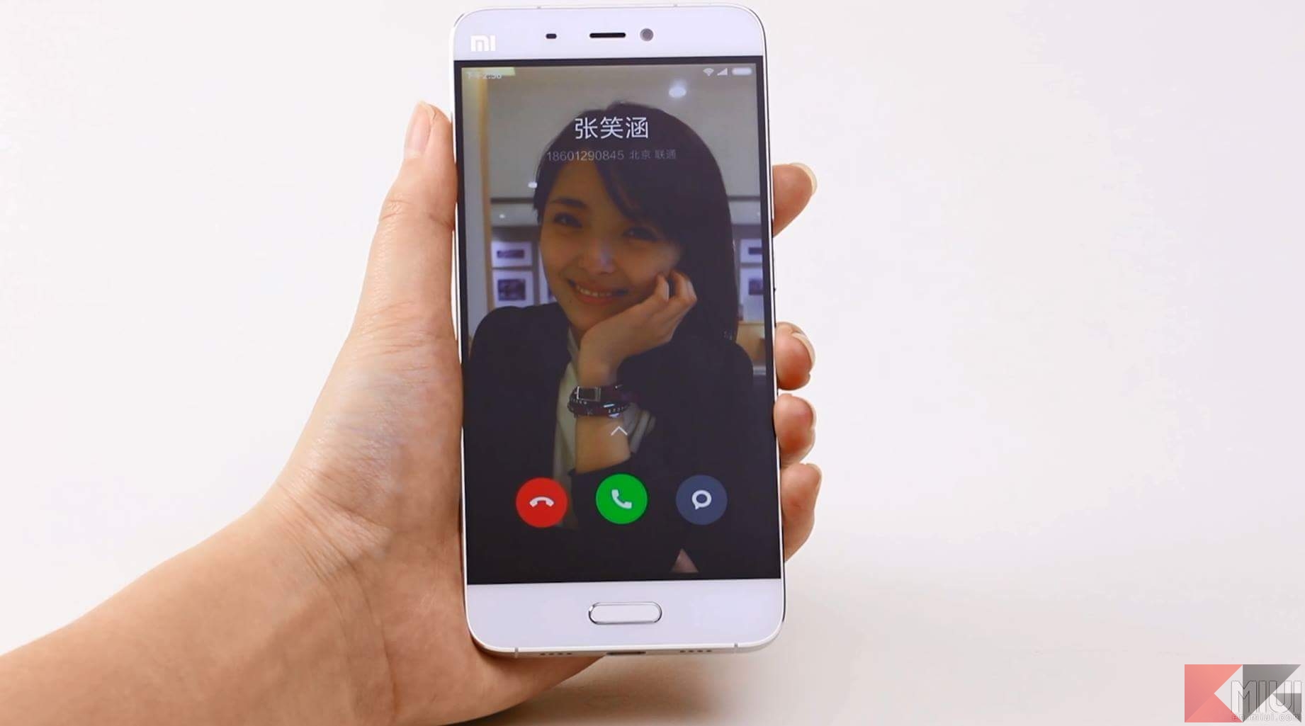 Звонок redmi note 8. Xiaomi Redmi miui8. Смартфон с кнопкой под экраном. Фото звонящего на весь экран для андроид. Экран вызова Сяоми.