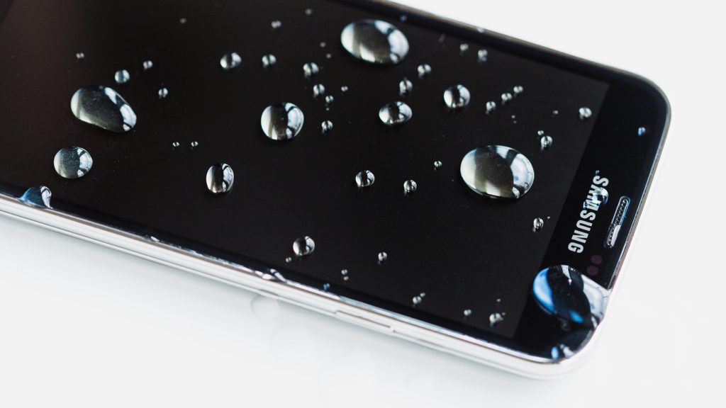 Cosa fare se lo smartphone cade in acqua