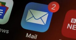 Come programmare l'invio di email con iPhone